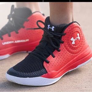 Under Armour basketball shoes / junior size 4 
🏀Host Pick